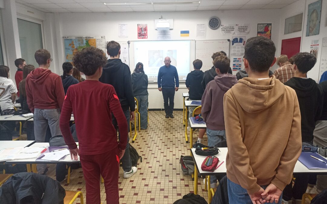 Le collège Gaston Chaissac rend hommage aux professeurs Samuel Paty et Dominique Bernard assassinés dans le cadre de leur fonction.